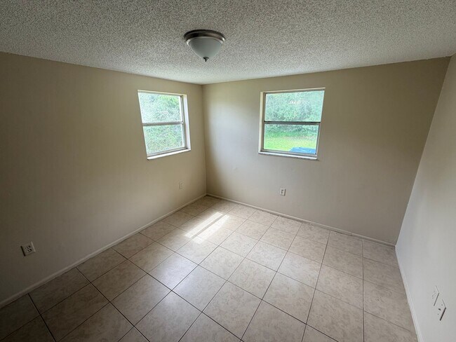 Building Photo - 2/1 in New Port Richey