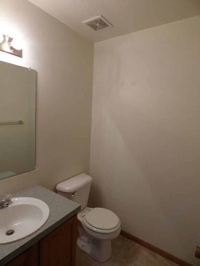 Building Photo - Lovely 3 Bed/2.5 Bath Townhome in Southwes...