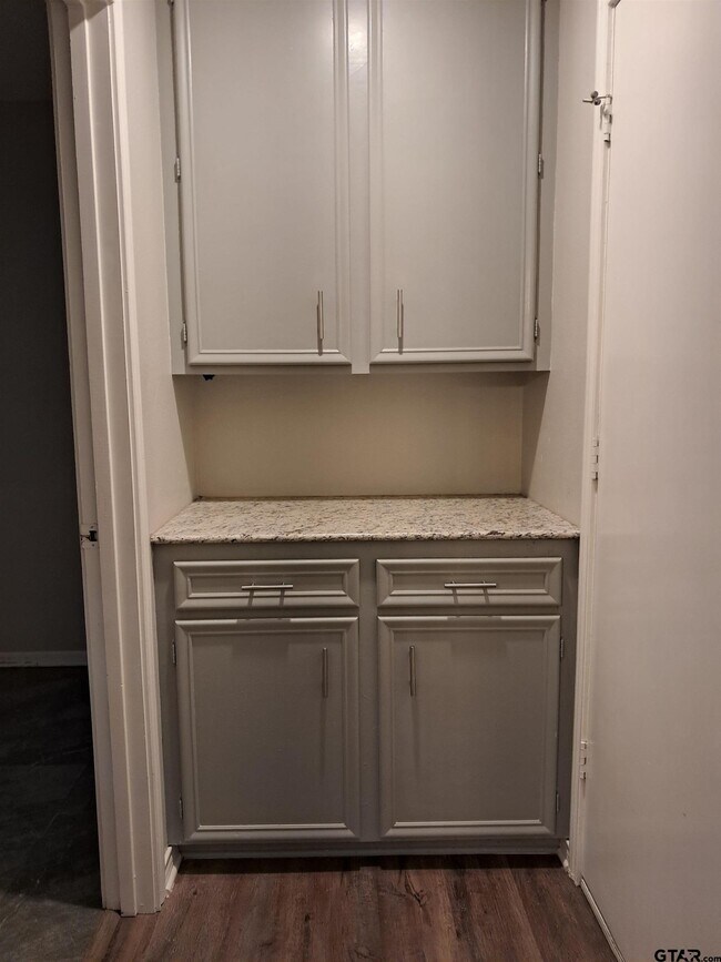 Building Photo - 704 Becky Dr