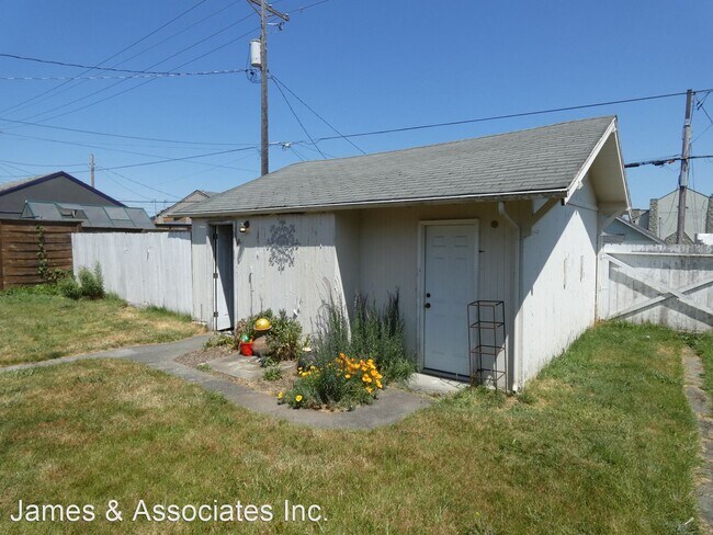 Building Photo - 3 br, 1 bath House - 221 W 9th Street