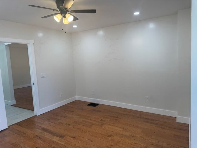 Building Photo - Great 1st Floor Duplex in Squirrel Hill! Available NOW!