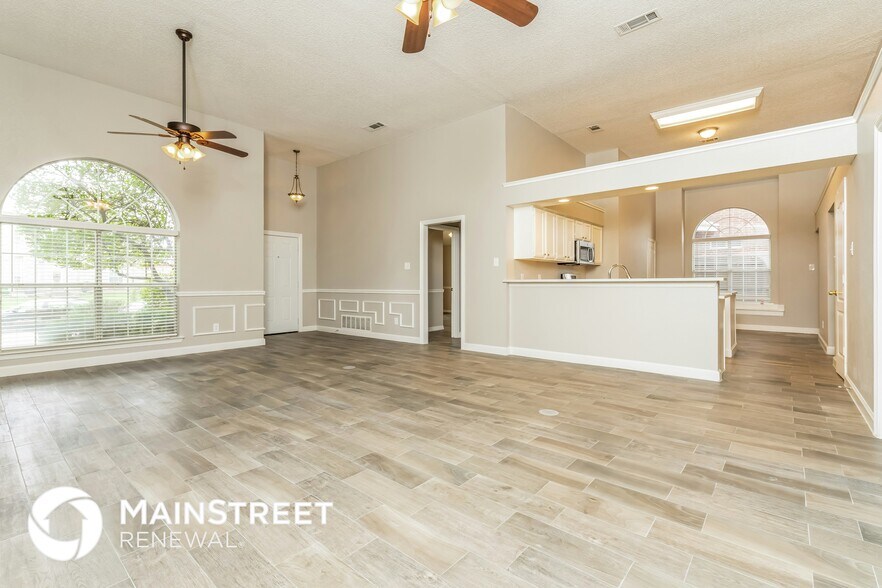 Building Photo - 633 Fern Dr