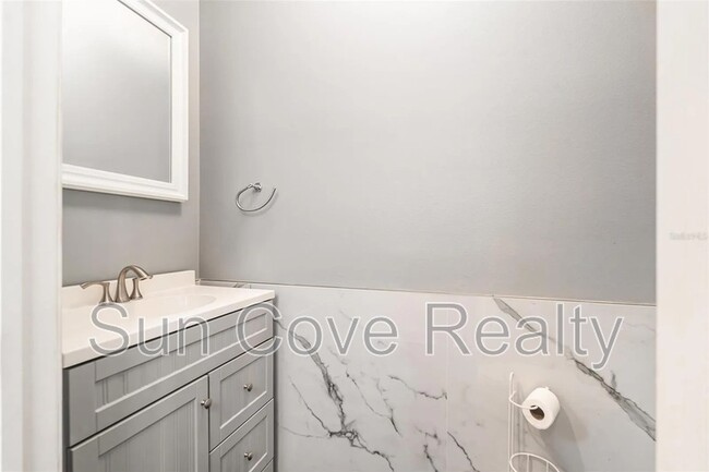 Building Photo - 113 S Packwood Ave