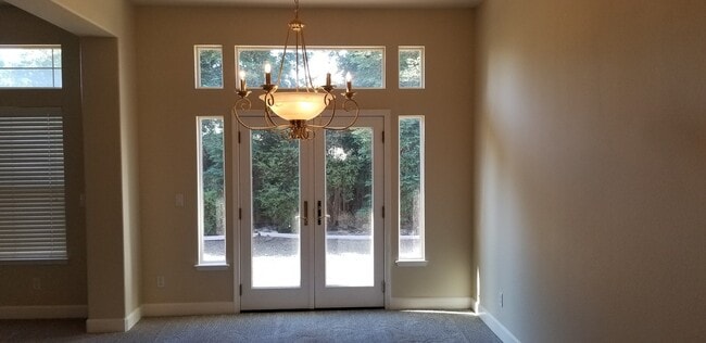 Building Photo - Beautiful spacious 3 Bedroom, 3 Bath home ...
