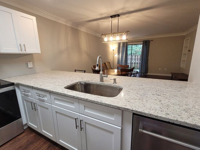 Building Photo - Furnished 3 BR, 3 BH Townhouse in Wilmington!