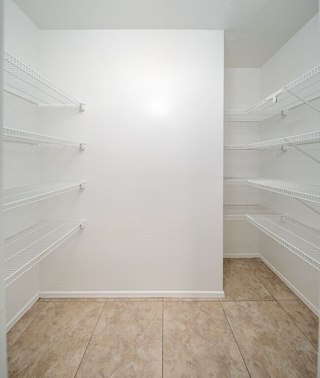 Building Photo - 4 bed, 2.5 bath, 2,251 sqft