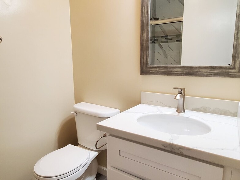 Building Photo - 156 Lonetree Ct