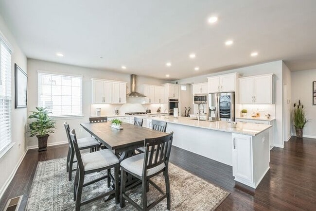 Building Photo - 5808 Savannah Dr
