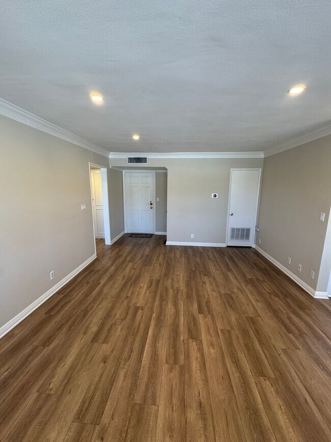 Building Photo - Beautiful Spacious Top Floor Condo 1 bed - 1 bath with parking in Burbank