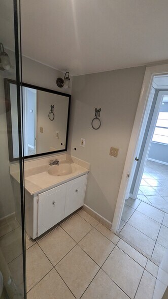 Guest Bath - 3777 NW 78th Ave