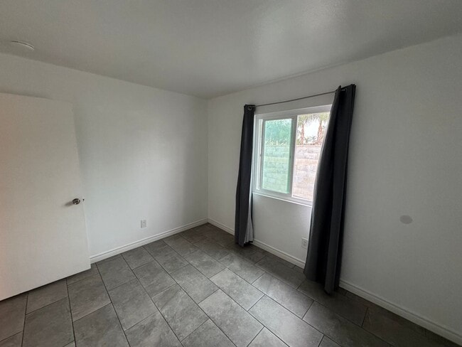 Building Photo - 428 E Montrose St