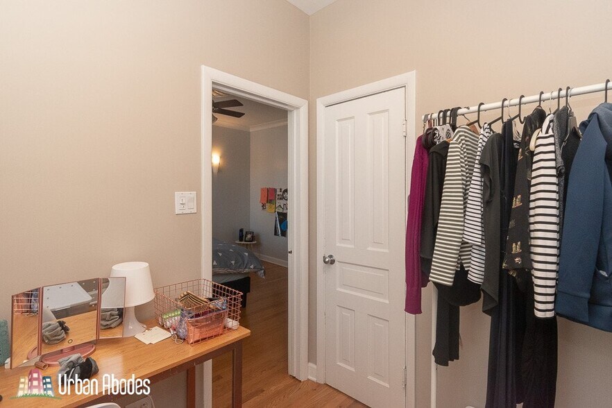 Building Photo - 3144 N Oakley Ave