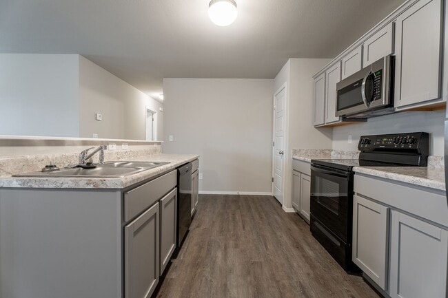 Building Photo - 3-bedroom 2 bath Duplex in Lincoln!! Newly Fenced Yard!