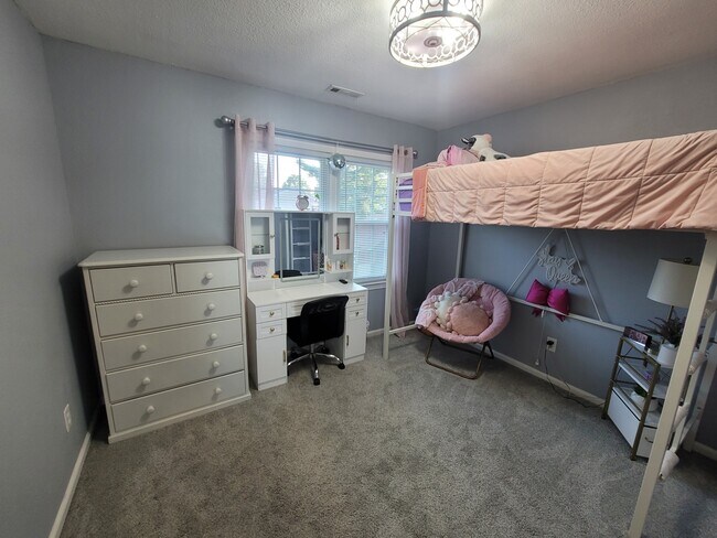 Building Photo - 1012 Meadowview Pl