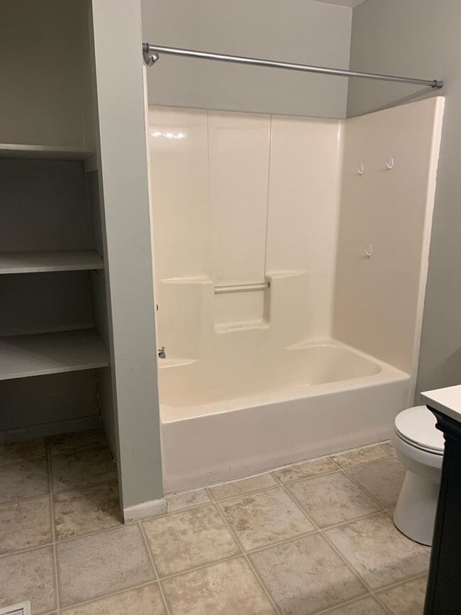 Building Photo - Spacious 4 Bedroom 2 bath house located ne...