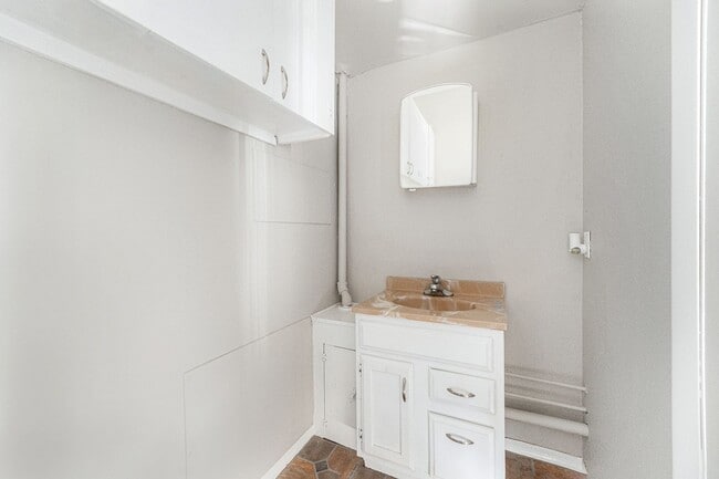 Building Photo - Charming 2 Bed 1.5 Bath in West Wash Park!