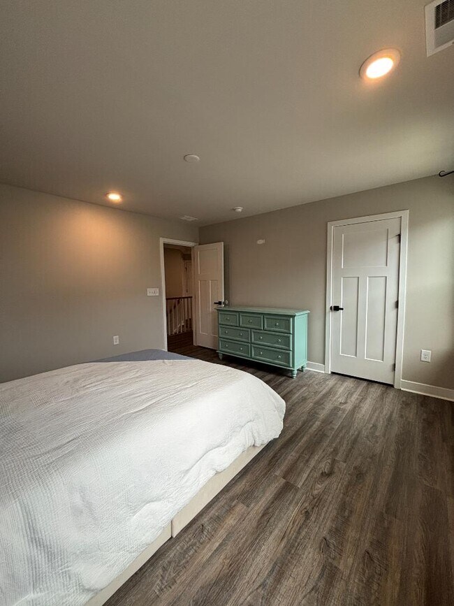 Building Photo - 300 Golan Cir
