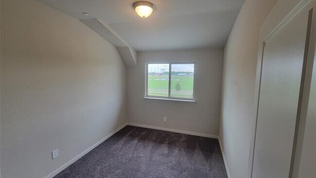 Building Photo - 3333 Solana Cir