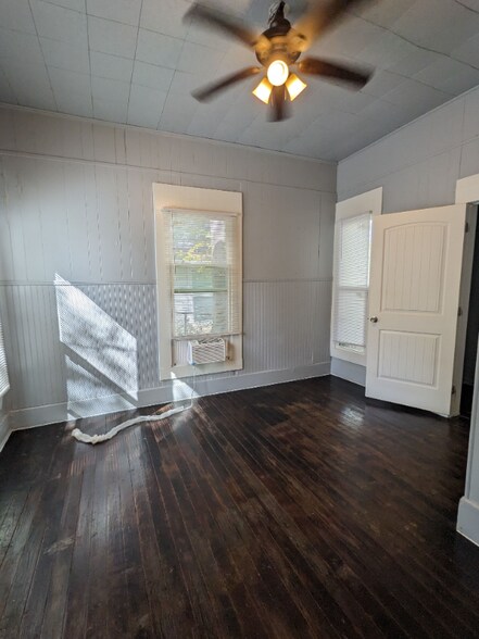 Building Photo - 410 E Day St