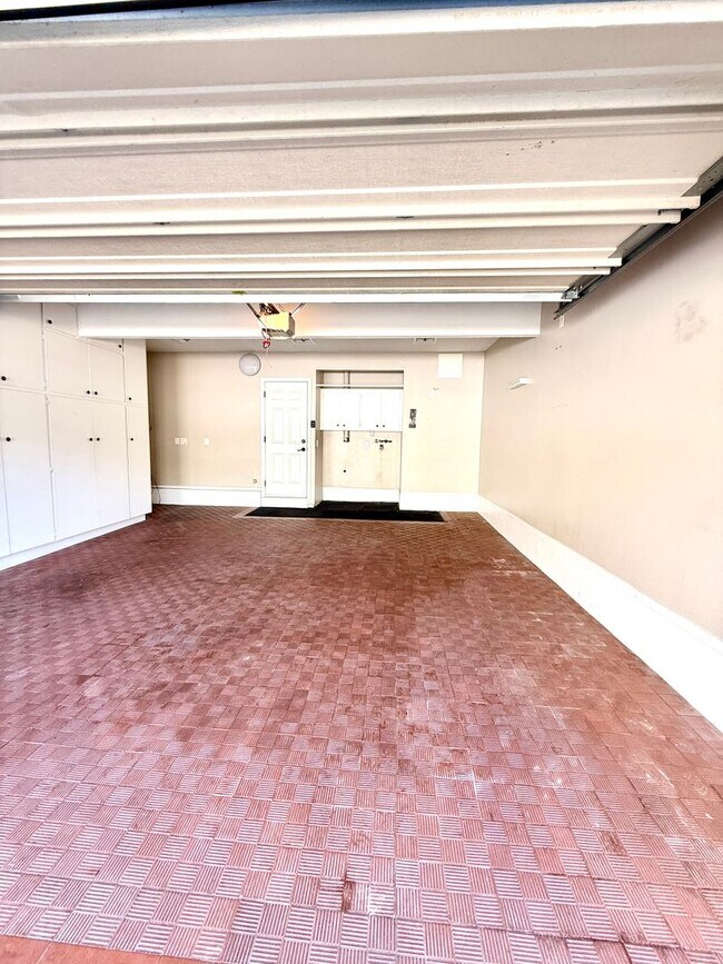 Building Photo - Coveted Highpoint Property