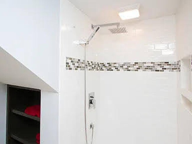 Building Photo - Large home in a convenient location