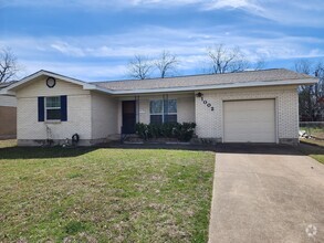 Building Photo - 1002 Duvall Dr
