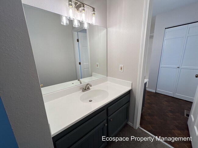 Building Photo - Four Bedroom House in the Smoky Hill neigh...