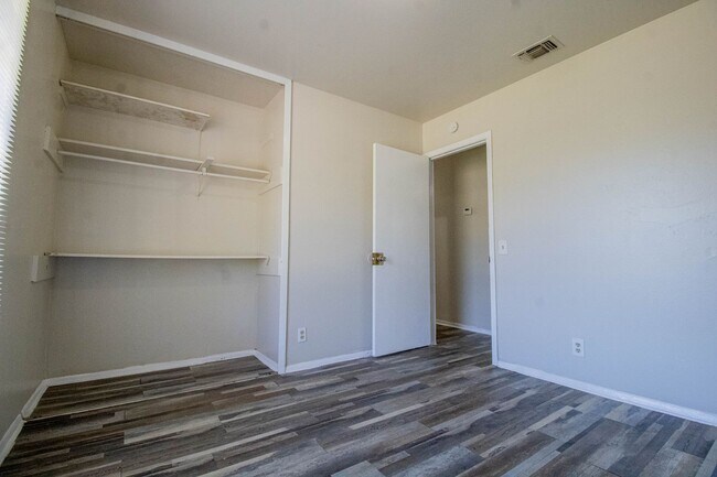 Building Photo - 5822 Branch Valley Dr