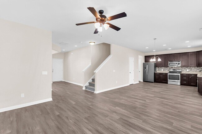Building Photo - Convenient Location with Modern Amenities