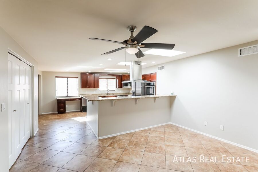 Building Photo - 1002 S Seco Pl