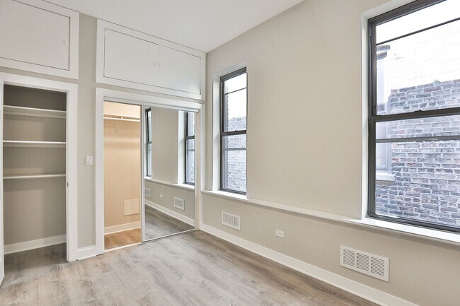 Building Photo - HUGE 5BED/2 bath in Wicker Park! Designer ...