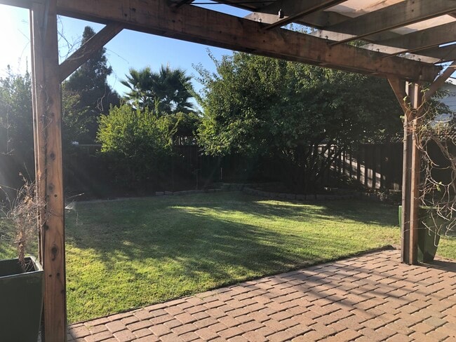 Building Photo - 112 Doris Dr