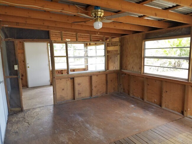 Building Photo - FRESHLY PAINTED AND NEW FLOORING! 2 Bed 1 Bath With Screened Porch
