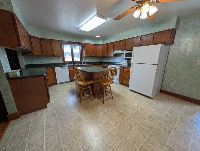 Building Photo - 4 Bedroom 2 Bathroom House - Middlebury