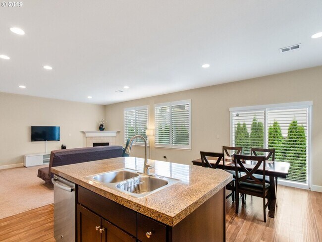 Building Photo - Gorgeous 4 Bed, 2.5 Bath Tuscany Home!