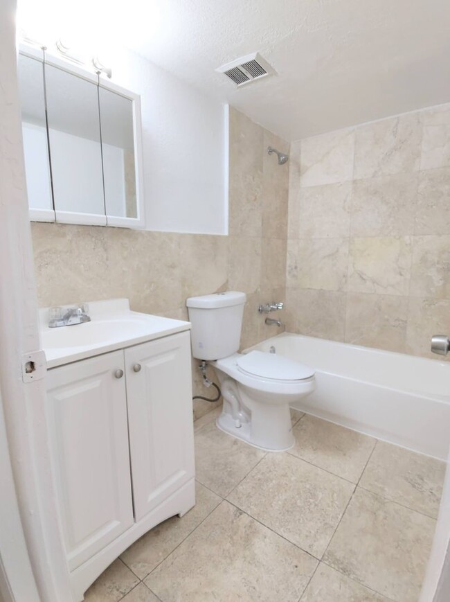 Building Photo - Gorgeous and Spacious 2/1 Unit in Hialeah