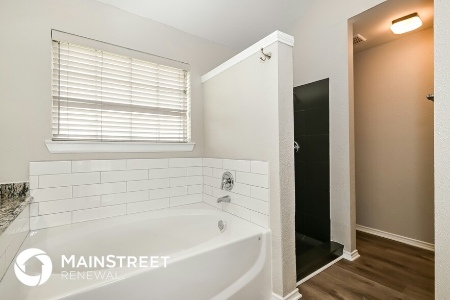 Building Photo - 6355 Knoll Ridge Dr