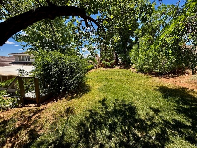 Building Photo - Distinctive and Spacious 5-BR Home in Bloomington