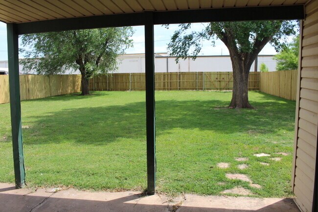 Building Photo - Pet friendly!!