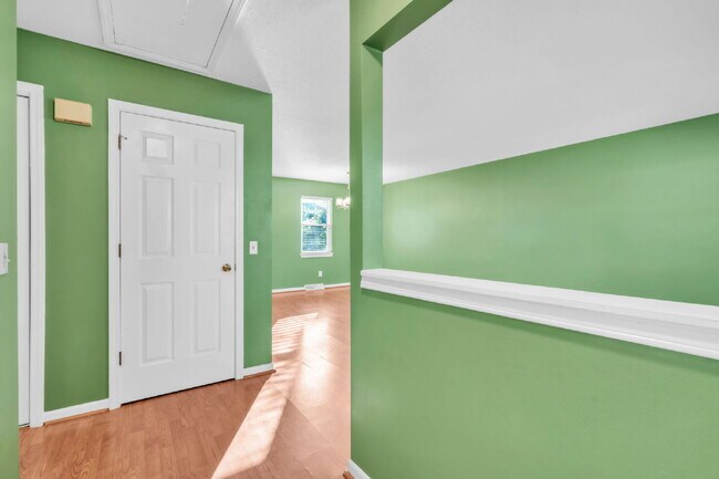 Building Photo - 3BR/2BA Cul-de-Sac Retreat Minutes from Downtown..Fenced Yard & Deck! $2100/mo rent