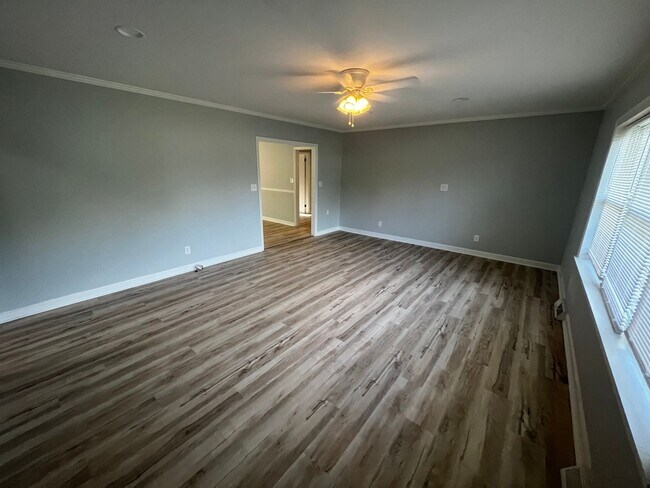 Building Photo - 5bd/2ba Remodeled Brick Ranch Home with Spacious Private Yard