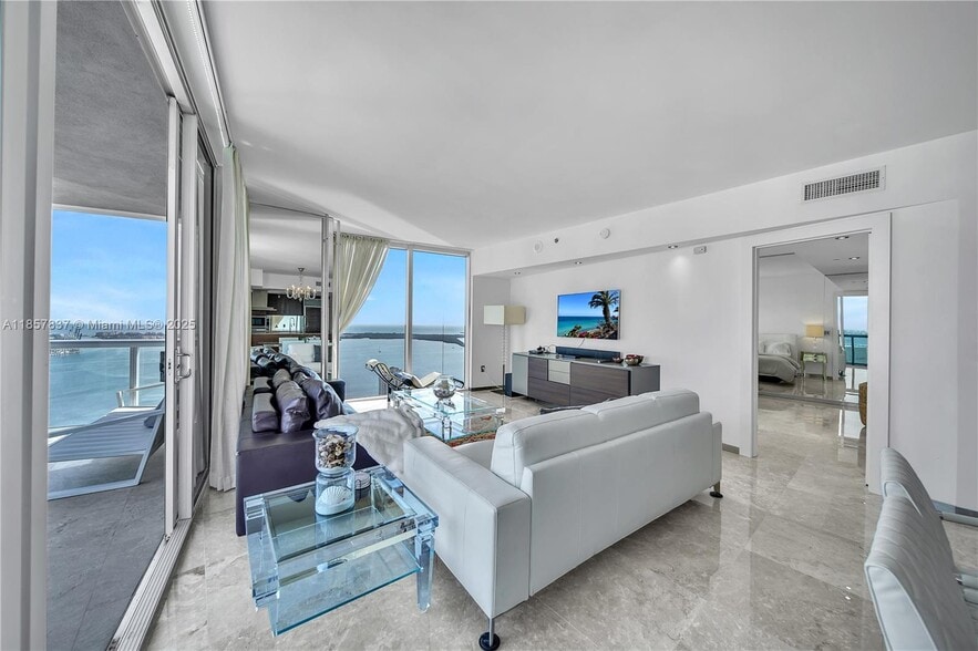 Building Photo - 495 Brickell Ave