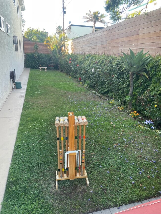 Play area croquet, cornhole, frisbee - 2721 2nd St