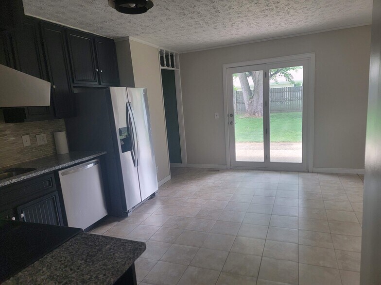 Building Photo - 1583 Roxbury Dr