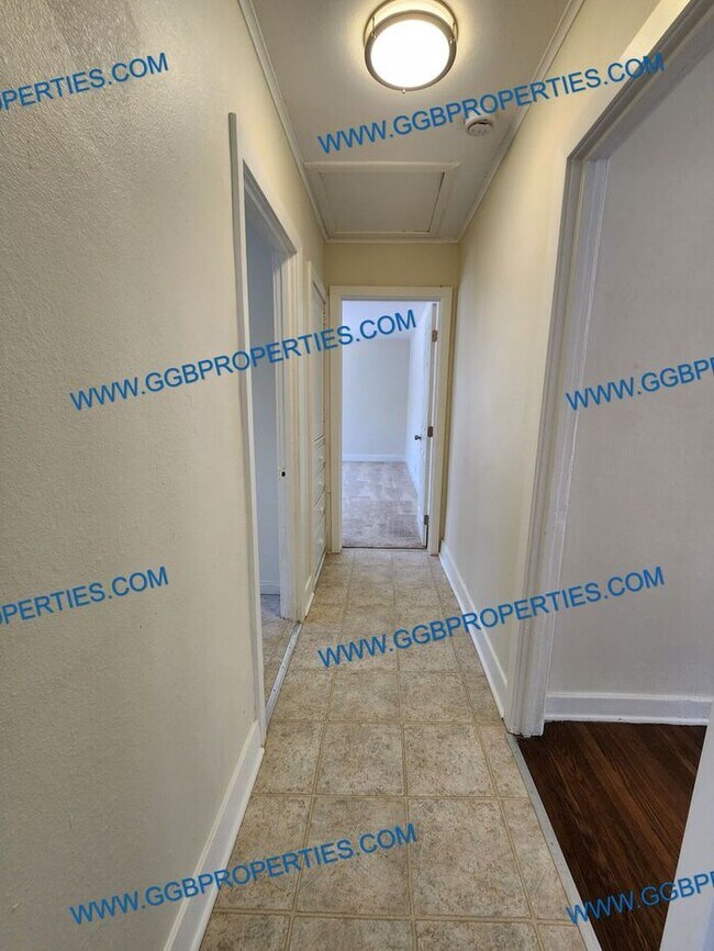 Building Photo - **Move In Special** Charming 3 Bedroom / 2...