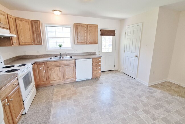 Building Photo - 2 Bed / 1-1/2 Bath Townhome