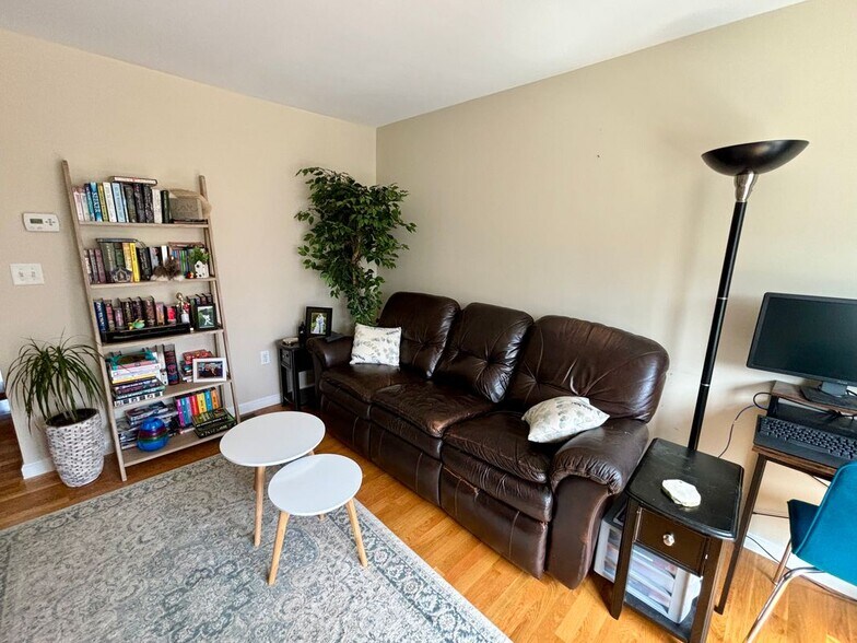 Building Photo - 132 Karatzas Ave