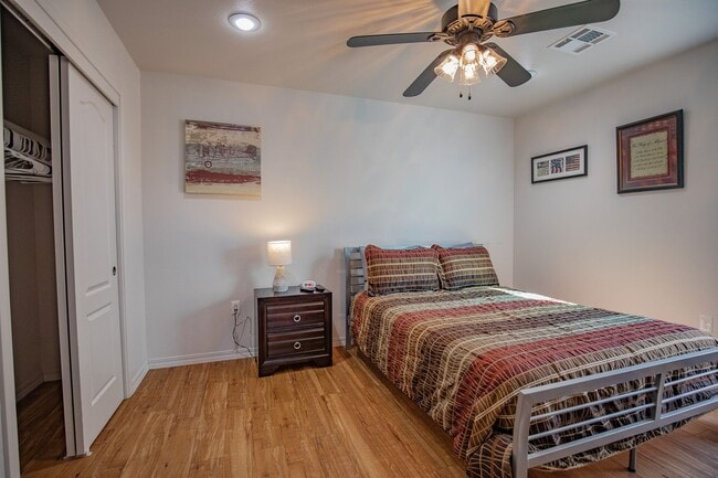 Building Photo - 800 Sherwood Dr