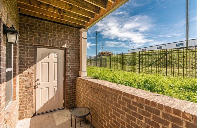 Building Photo - Belmont / Vanderbilt University Condo!!