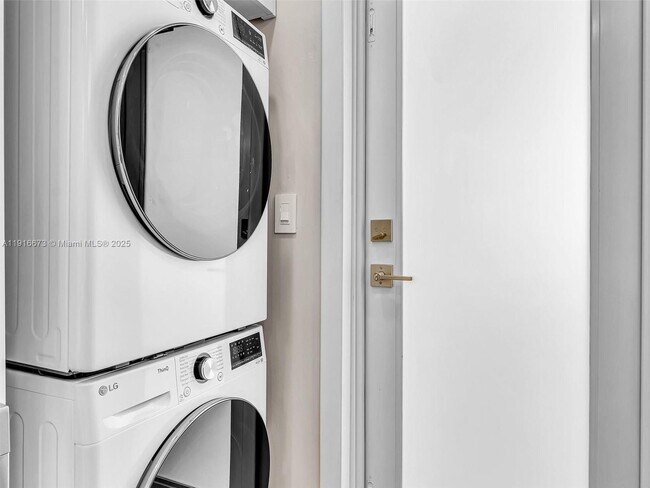 Building Photo - 1030 9th St